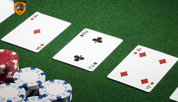 Lá bài 2 chuồn xuất hiện ở river